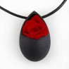 Collier Goutte noire avec une rose éternelle rouge